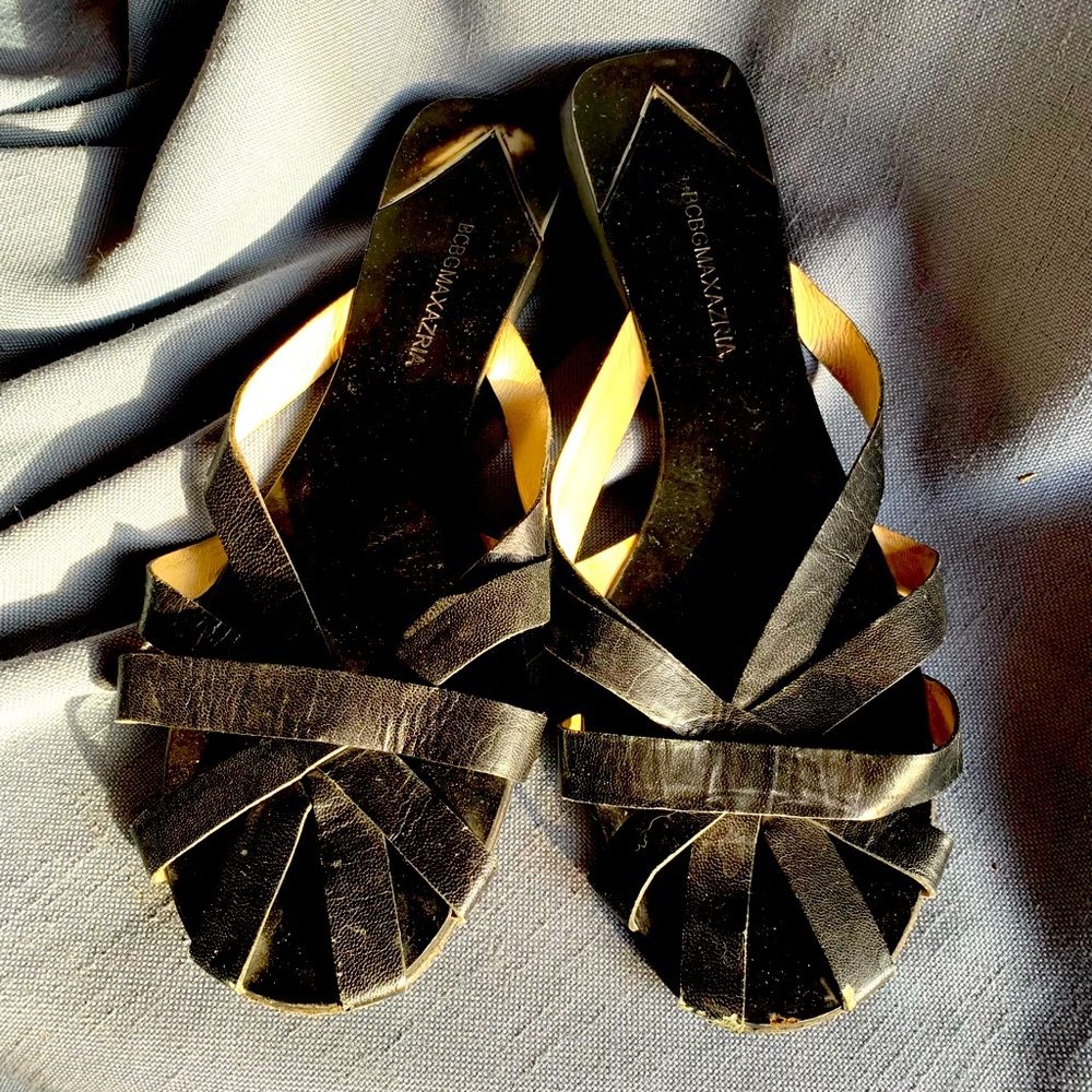 BCBG black funky flat staple sandal size 38 / 8.
